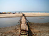 Бамбуковый мост на пляже в Гоа