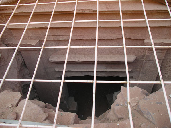 Нижний фасад Хазны был откопан летом 2006 года / Фото из Иоpдании