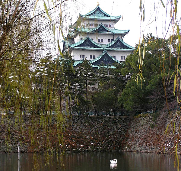 Большой замок, окруженный рвом Nagoya-jo / Фото из Японии
