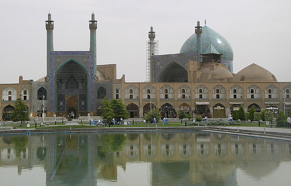 Imam Mosque - вид со стороны площади / Фото из Иpана