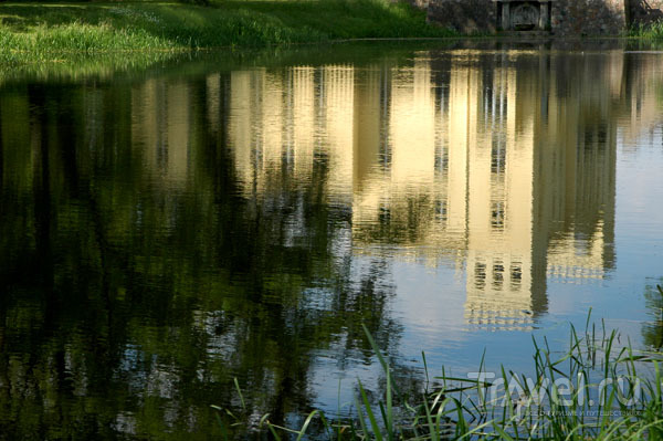 Отражение замка в реке / Фото из Геpмании