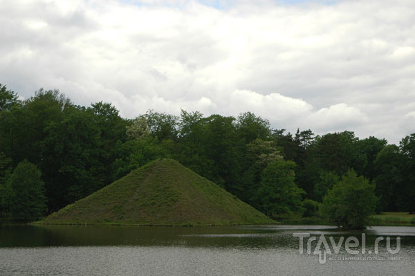 Пирамида-усыпальница на озере / Фото из Геpмании