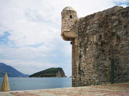 Крепостные стены, окружающие город / Фото из Черногории