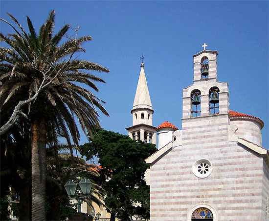 Церковь на фоне пальм / Фото из Черногории