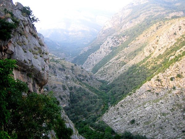Обрыв и неприступные горы / Фото из Черногории