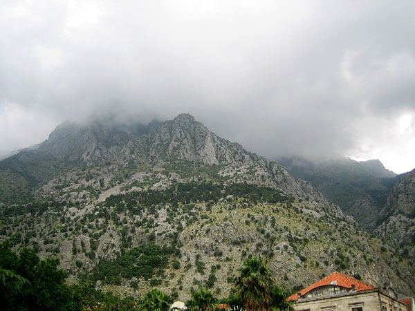 Горная вершина в облаках / Фото из Черногории