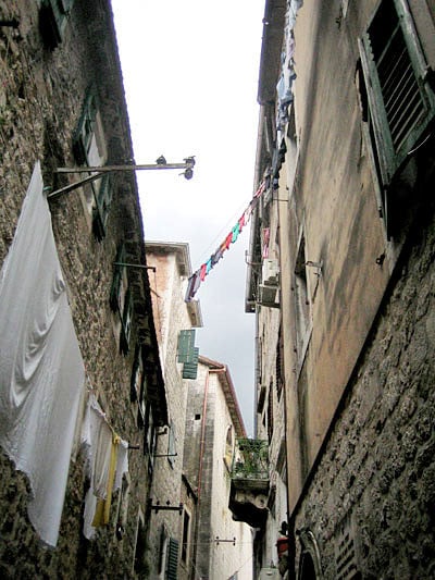 Улица напоминает Италию / Фото из Черногории