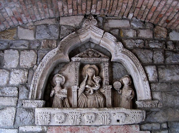 Старинная каменная икона / Фото из Черногории