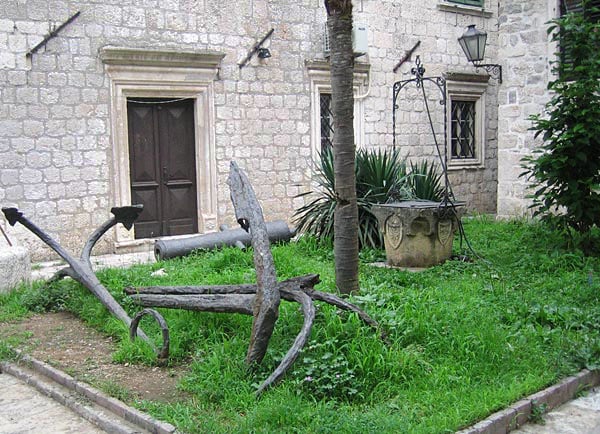 Старый венецианский колодец / Фото из Черногории