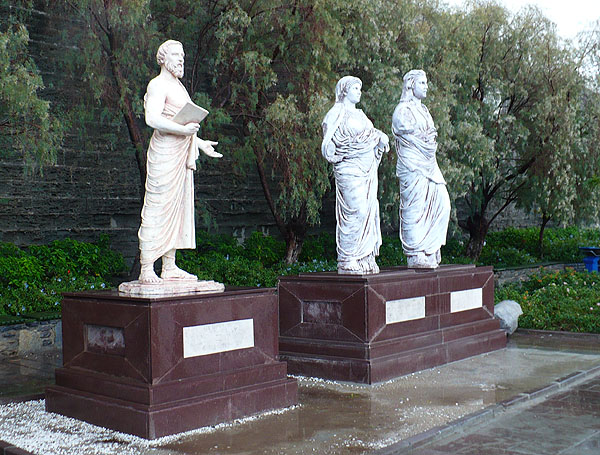 Скульптуры на набережной: Геродот, Артемисия, Мавсол / Фото из Туpции