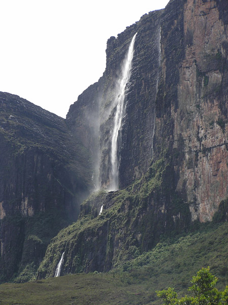 Реки вырываются водопадами ниже края плато / Фото из Венесуэлы
