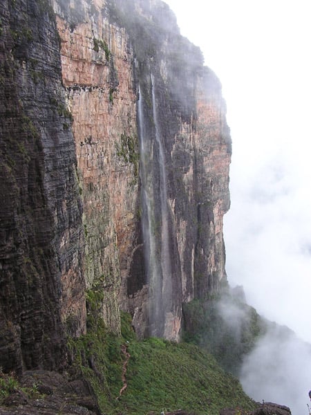 Тропа на плато Рорайма проходит через водопады / Фото из Венесуэлы