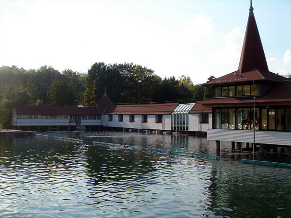 Здание терм на озере Хевиз, Венгрия / Фото из Венгрии