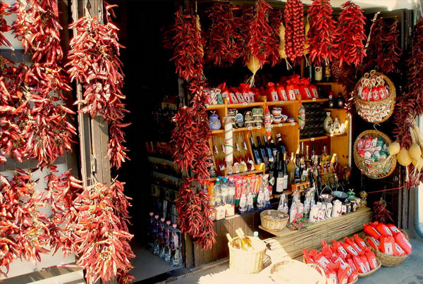 Красные перцы - традиционные сувениры из Венгрии / Фото из Венгрии