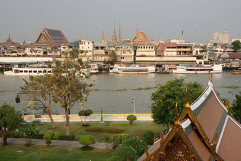 Вид на Раттанакоосин (Бангкок) с противоположного берега реки / Таиланд