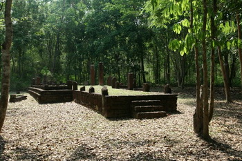 "Лесные"руины Кампэнг-Пхета / Таиланд