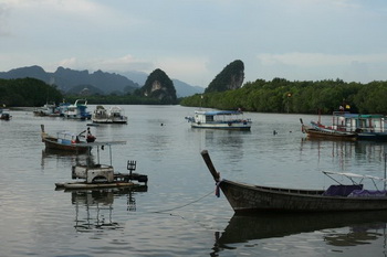 Краби. Вид на реку со стороны центра города / Таиланд