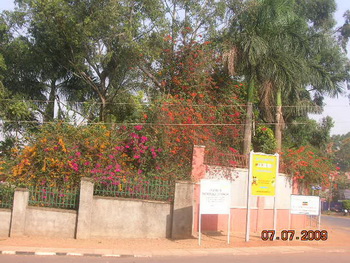 Уганда. Ограда посольства Руанды / Руанда