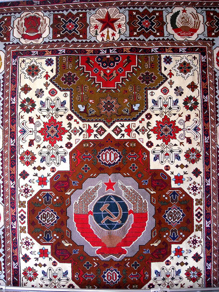 Ковёр с вышитым гербом СССР, Кубачи / Фото из России