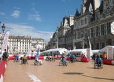 Огромная площадь с фонтанами и прочими красотами / Франция