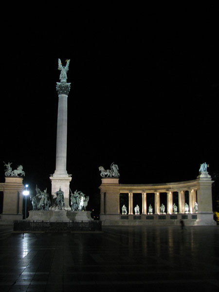 Ночь на площади Героев в Будапеште / Фото из Венгрии