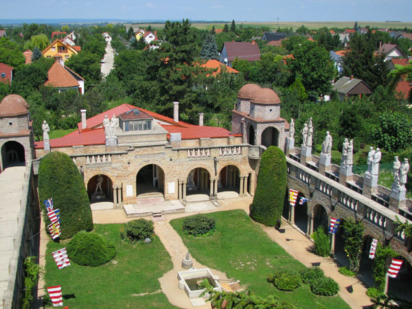Вид на внутренний двор и балюстрады замка Бори, Секешфехервар / Фото из Венгрии