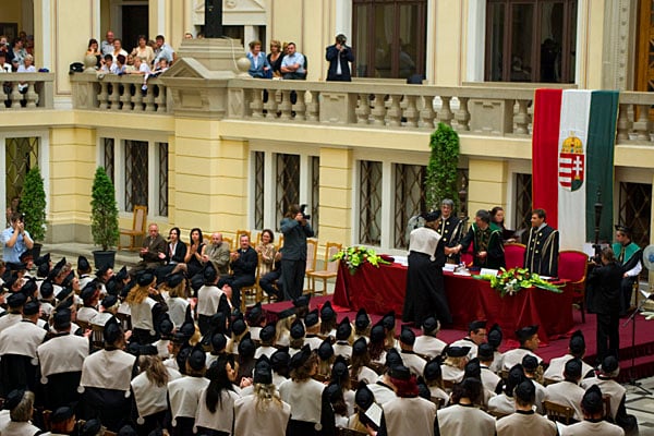 Вручение дипломов выпускникам университета Дебрецена / Фото из Венгрии