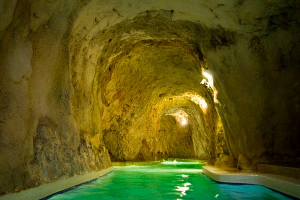 Бассейны в пещерах соединяют подземные реки, Мишкольцтапольца / Фото из Венгрии