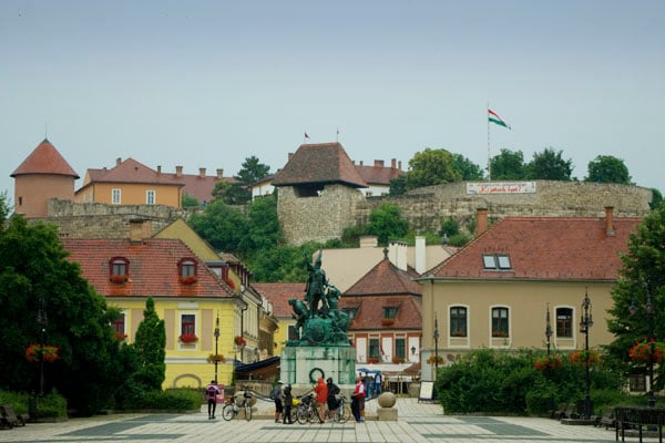Вид с площади Добо на крепость Эгера / Фото из Венгрии