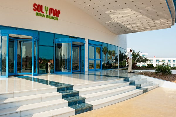 Главный вход отеля Sol Y Mar Riva Beach