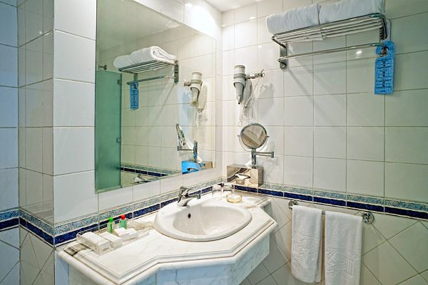 Ванная комната в стандартном номере в отеле Sol Y Mar Riva Beach