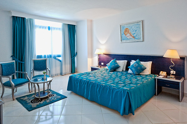 Спальня в сьюте  в отеле Sol Y Mar Riva Beach