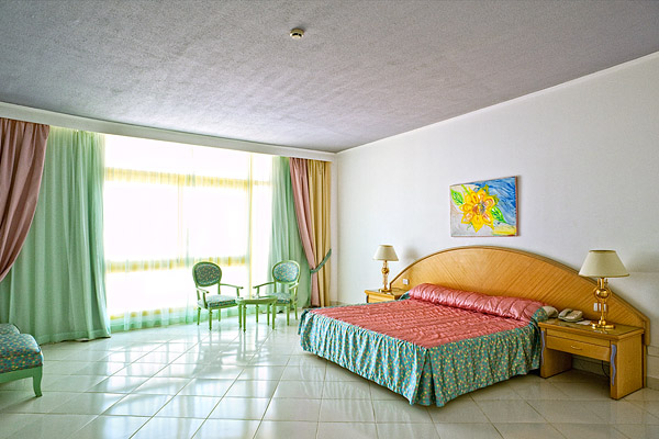 Спальня в сьюте  в отеле Sol Y Mar Riva Club