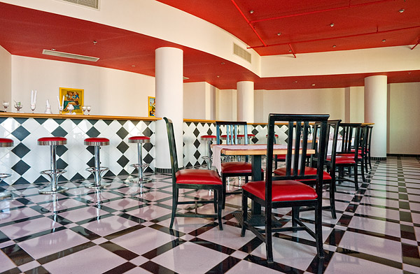 Ресторан Cadillac в отеле Sol Y Mar Riva Club