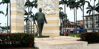 Памятник Феликсу Эбу / Суринам