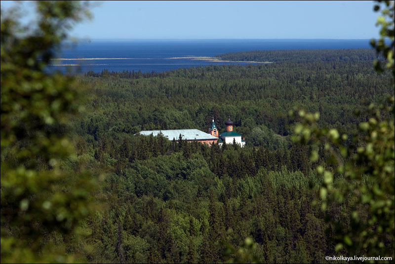 Вид с горы на Большой Соловецкий остров / Фото из России