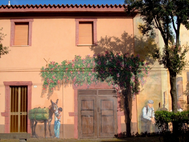 Картины провинциальной жизни на домах в Тиннуре / Италия