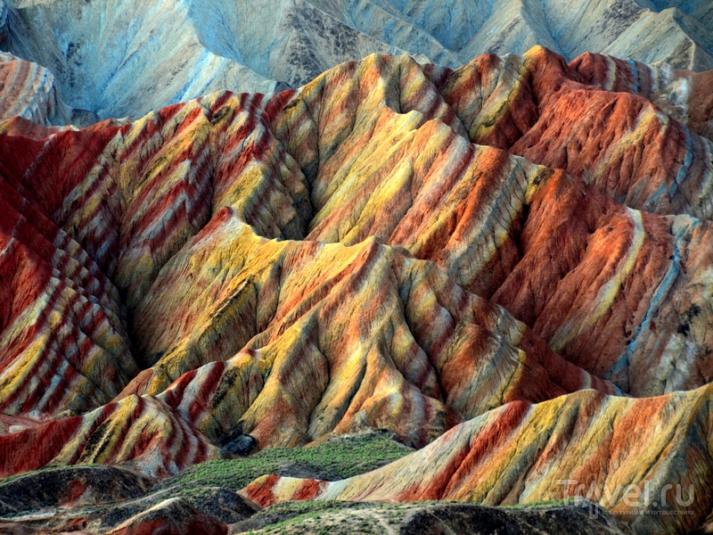Разноцветные холмы геологического парка Данься в Китае / Китай
