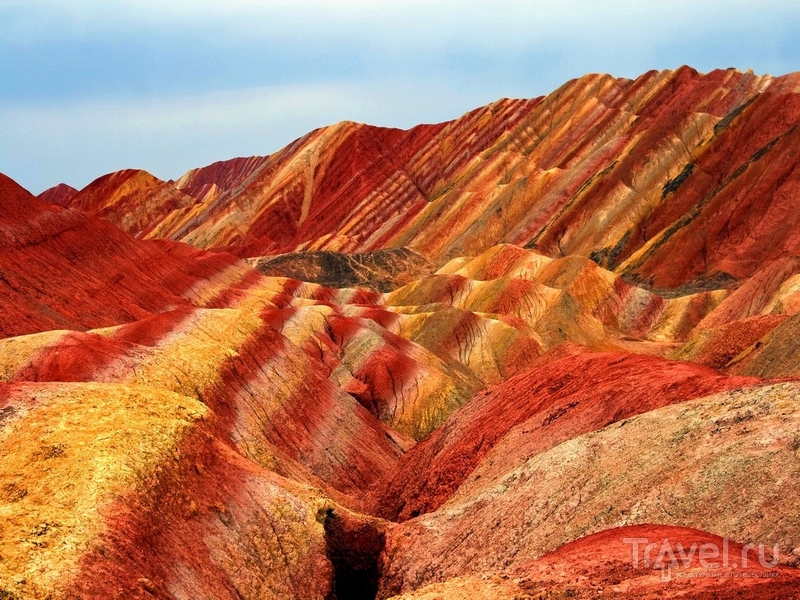 Разноцветные холмы заповедника Данься - результат движения земной коры, выветривания и эрозии / Китай