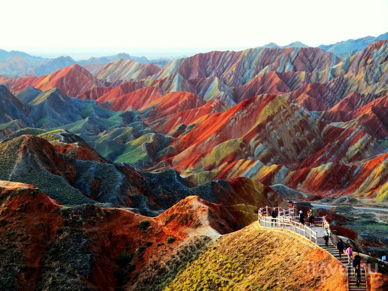 Возвышенности парка Данься cформированы из разноцветного песчаника / Китай