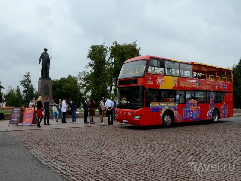 Двухэтажный экскурсионный автобус City Sightseeing возле памятника Репину