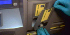 Мошенники прикрепляют к банкоматам шпионские устройства.