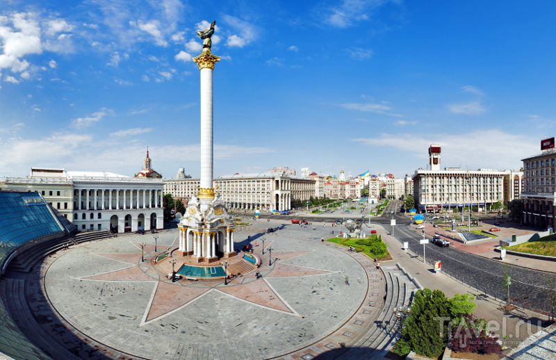 Майдан Незалежности, он же площадь Независимости - одна из трех площадей, которые связывает Крещатик
