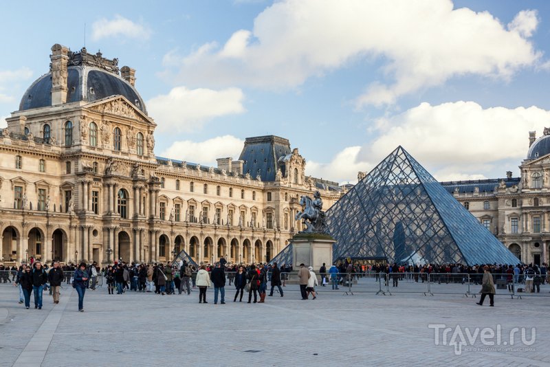 Строительство стеклянной пирамиды возле Лувра было завершено в 1989 году