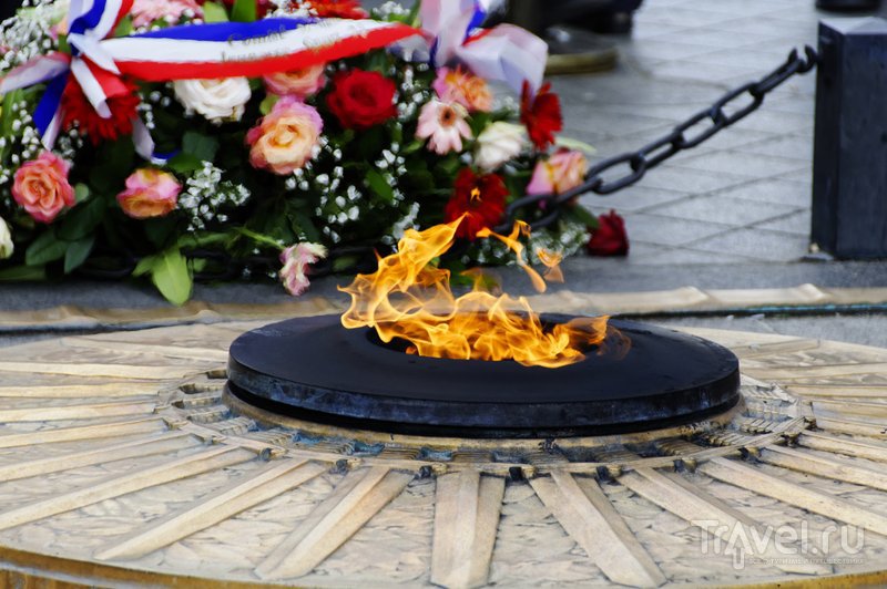 Вечный огонь на могиле Неизвестного солдата под Триумфальной аркой Парижа