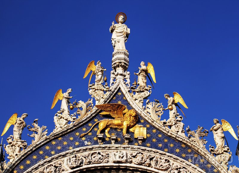 Статуя апостола Марка украшает центральный фасад храма