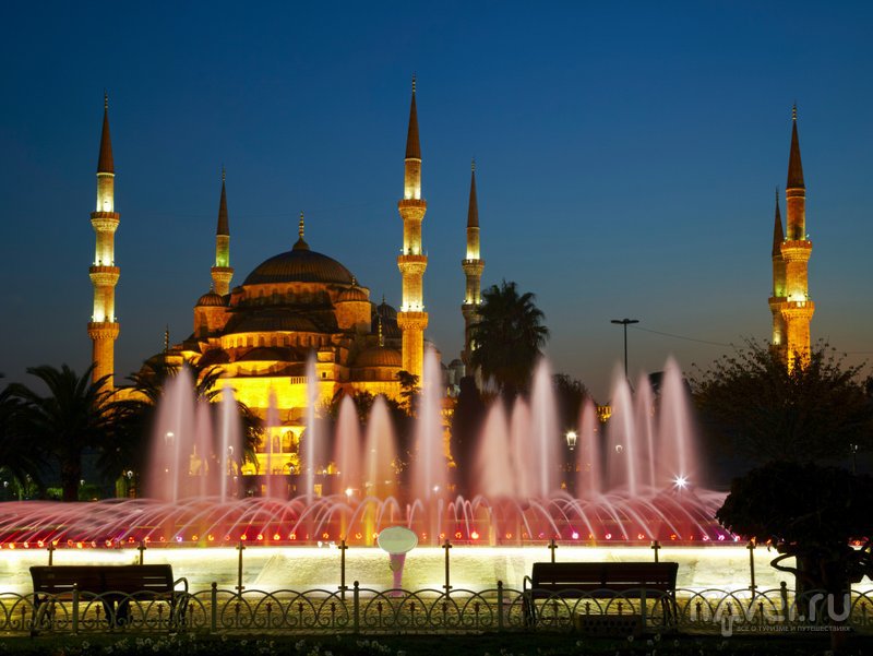 Фонтаны перед Голубой мечетью ночью красиво подсвечены: они меняют свой цвет