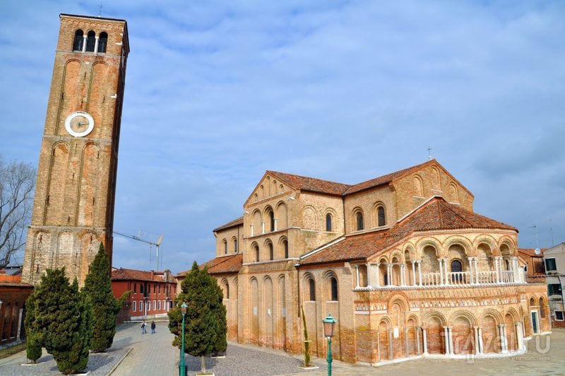 Знаменитая церковь Святой Марии на острове Мурано в Венеции