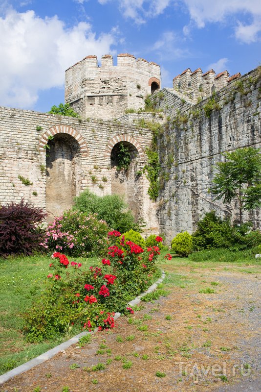 Семибашенный замок был построен в середине XV века