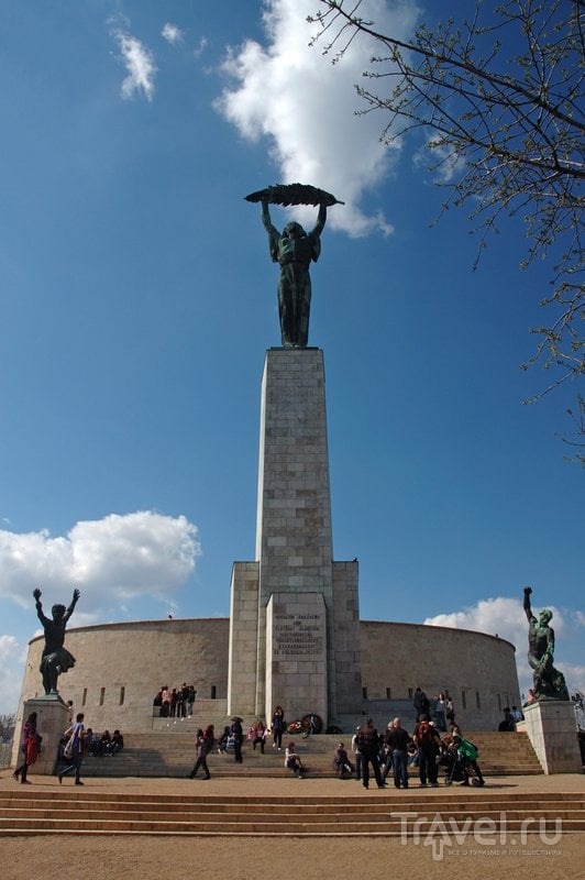 40-метровая статуя Свободы на горе Геллерт у входа в цитадель Будапешта